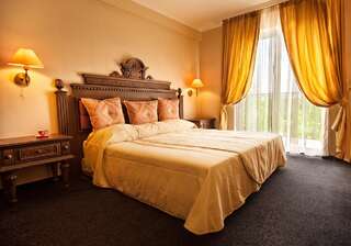 Отель Hotel Chinar Хисаря Двухместный номер Делюкс с 1 кроватью и балконом-1